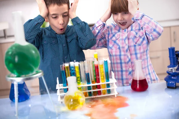 Glada pojke och en flicka i ett laboratorium — Stockfoto