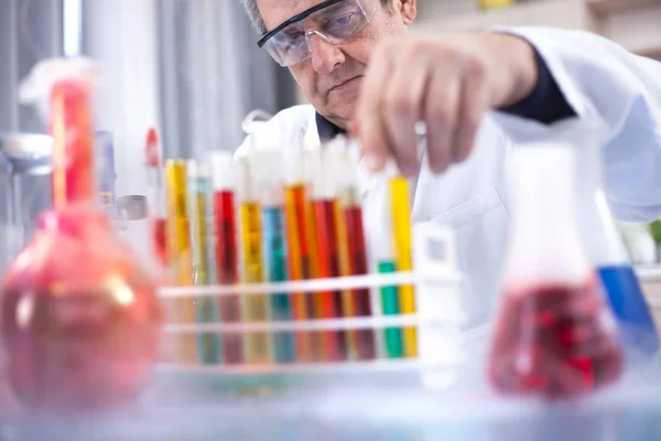 Senior scientist with protective glasess researching in laborato — Stock Photo, Image