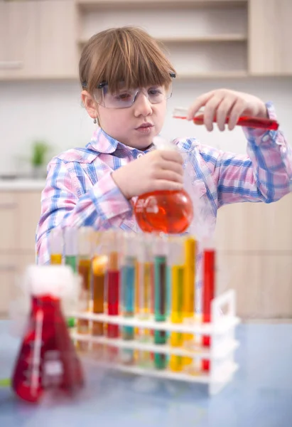 Chica haciendo experimentos en el laboratorio, Ciencia y educación c — Foto de Stock