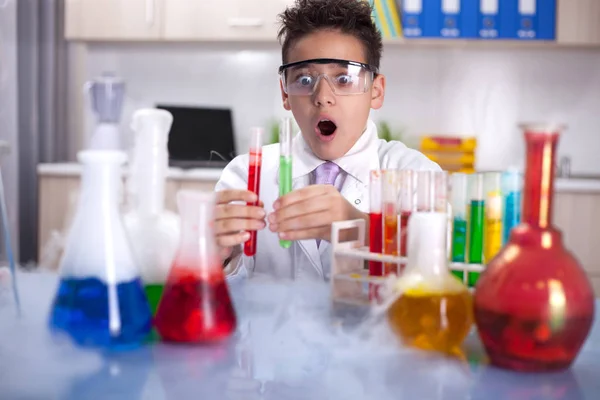 Weinig schooljongen werken in chemie lab — Stockfoto