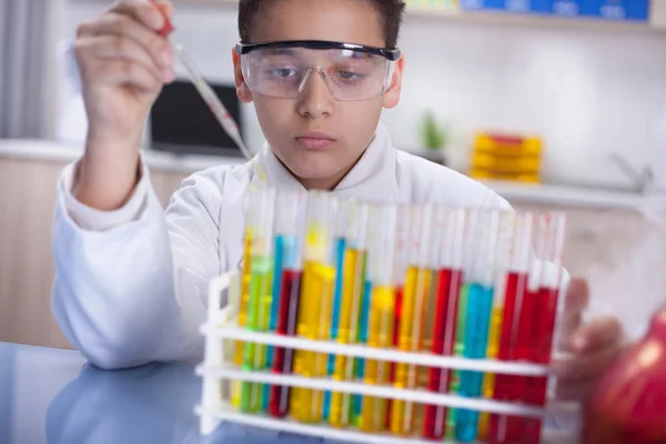 Молодий вчений хлопець працює в лабораторії — стокове фото