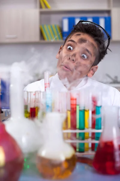 Yong lustiger Wissenschaftler macht ein verrücktes Experiment — Stockfoto