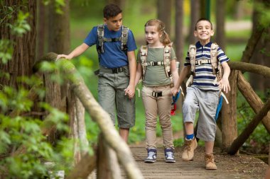 çocuklar izci Gezgin köprüde hiking sırt çantası ile