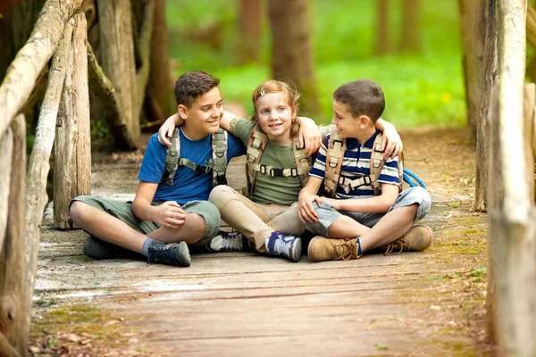 Bambini felici nel gioco foresta verde, concetto di vacanze per bambini a — Foto Stock