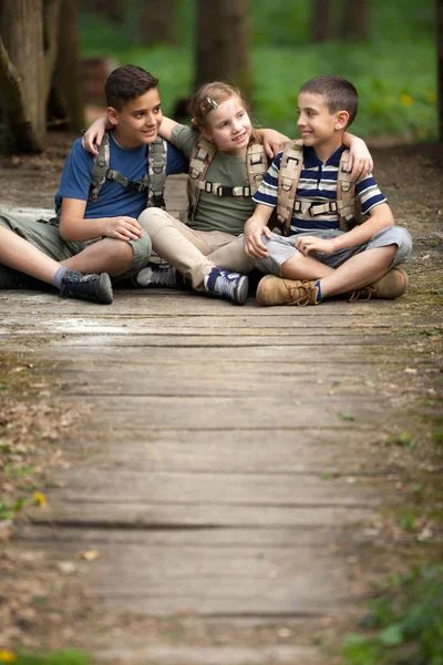 Crianças felizes em verde floresta jogando, conceito de férias crianças um — Fotografia de Stock