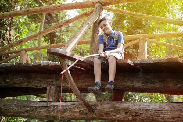 Jeune garçon pêche dans les bois — Photo