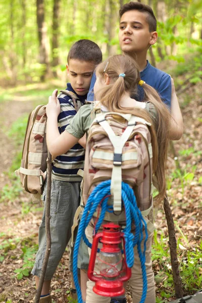 Niños infelices perdidos en el bosque —  Fotos de Stock