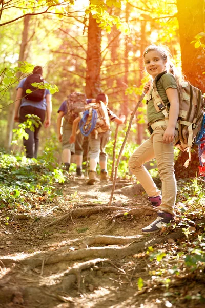 Pfadfinder erkunden den schönen Wald — Stockfoto