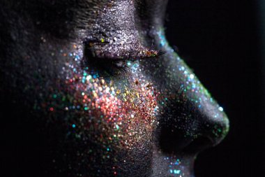 Sparkles yüzünde güzel bir kadınla portresi. Moda m