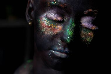 Sparkles yüzünde güzel bir kadınla portresi. Moda m