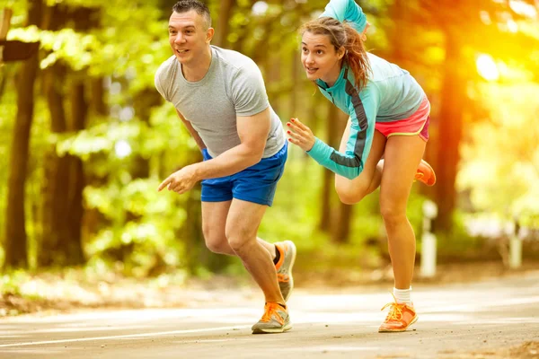 Jeune couple jogging dans les bois — Photo