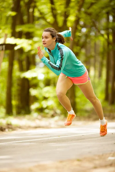 Фитнес-женщина бегает и бегает в парке — стоковое фото
