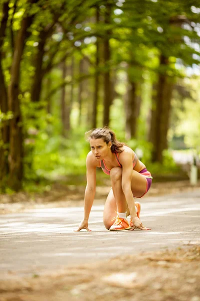 Fitness mulher correndo e correndo no parque — Fotografia de Stock