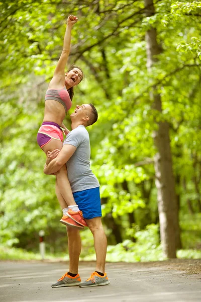 Frau und Mann freuen sich über Sieg-Marathon im Park — Stockfoto