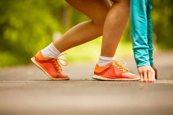 Fitness kvinna kör och jogging på park — Stockfoto