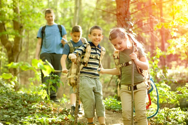 Barn scouter och far utforska den vackra skogen — Stockfoto