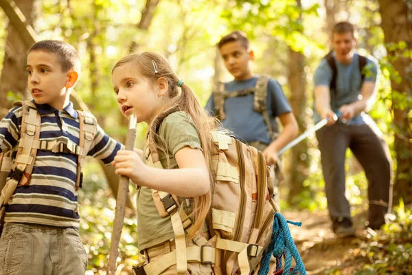 Niños exploradores y padre exploran el hermoso bosque —  Fotos de Stock