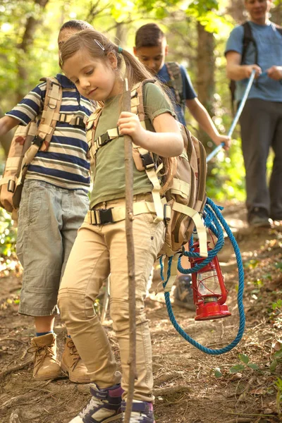 어린이 스카우트와 아버지 아름 다운 숲을 탐험 — 스톡 사진