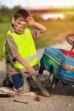çocuk onun retro oyuncak araba giderir