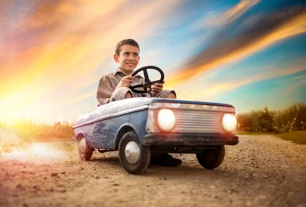Niño niño conducción grande vintage juguete coche con un osito de peluche — Foto de Stock