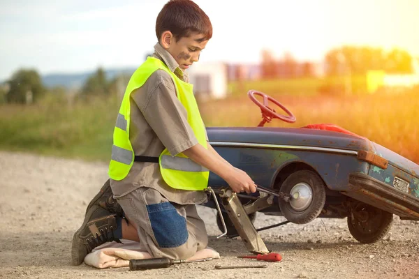 Boy opravuje jeho retro autíčko — Stock fotografie