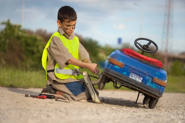 Αγόρι διορθώνει το αυτοκίνητό του ρετρό παιχνίδι — Φωτογραφία Αρχείου