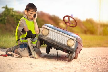 cep telefonu yol Yardımı Arama oyuncak araba ile komik çocuk