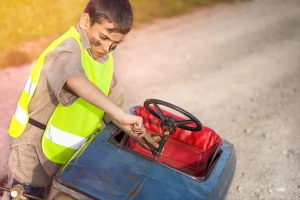 小男孩修复他的复古玩具车 — 图库照片