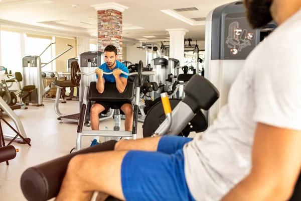 Adatto uomo che solleva manubri in palestra — Foto Stock