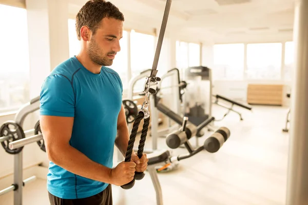 Man utbildning i ett gym — Stockfoto