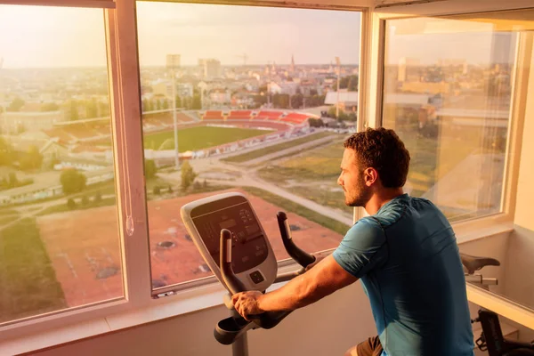 Formazione uomo in palestra — Foto Stock