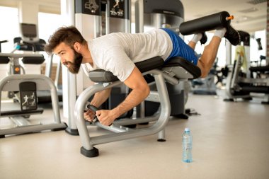  genç adam modern spor salonunda egzersiz uyum