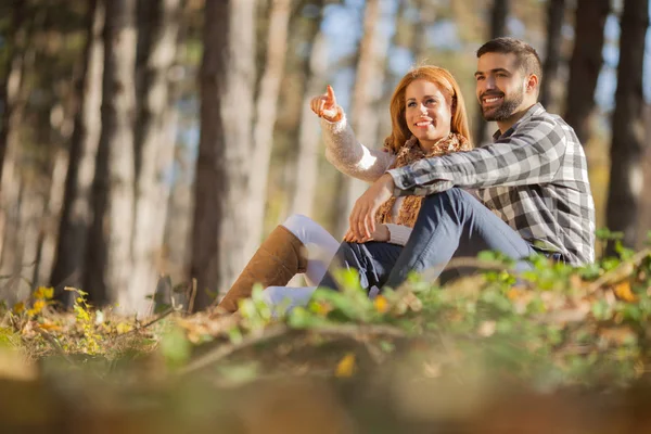 Retrato de una feliz pareja joven disfrutando de un día en el parque —  Fotos de Stock