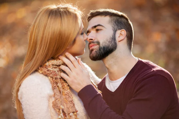 Ritratto di giovane bella coppia che si bacia in parki — Foto Stock