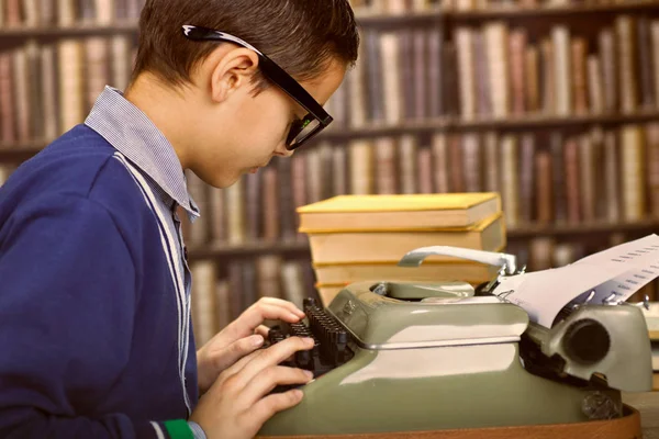 Chico con la máquina de escribir. Retrato de estilo retro — Foto de Stock