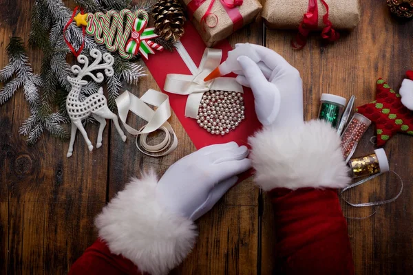 Mãos de Pai Natal, faça uma lista de desejos para a noite de Natal — Fotografia de Stock