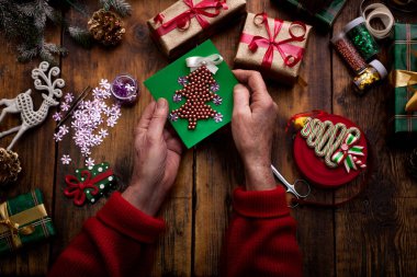 Noel hediyeleri ve Dekorasyon dekorasyon kadının elleri