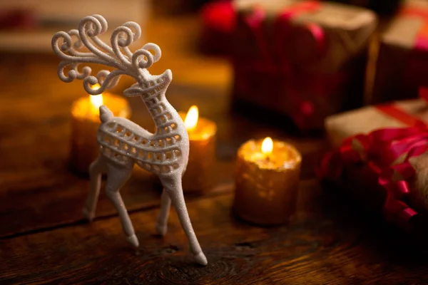 Fondo de Navidad con decoraciones y cajas de regalo hechas a mano en —  Fotos de Stock
