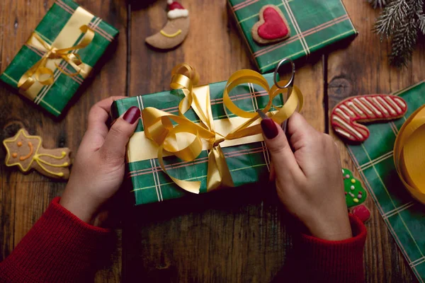 Manos de mujer decorando regalos y decoraciones de Navidad —  Fotos de Stock