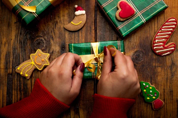 Mani di donna decorazione regali di Natale e decorazioni — Foto Stock