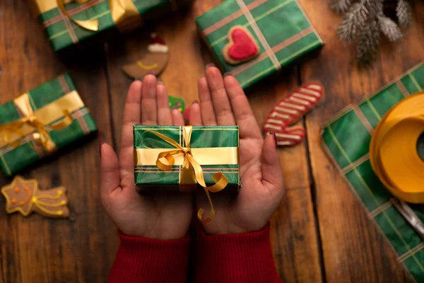 Hände von Frauen dekorieren Weihnachtsgeschenke und Dekorationen — Stockfoto