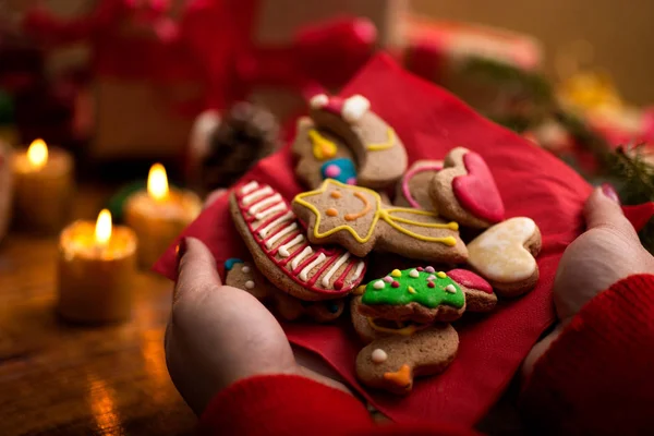 Γυναικεία χέρια με δώρο Χριστουγέννων και σπιτικό μελόψωμο μπισκότο — Φωτογραφία Αρχείου