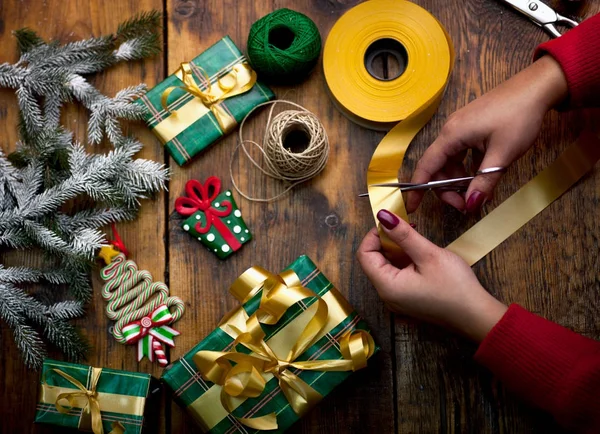 Mãos de mulher decorando presentes de Natal e decorações — Fotografia de Stock