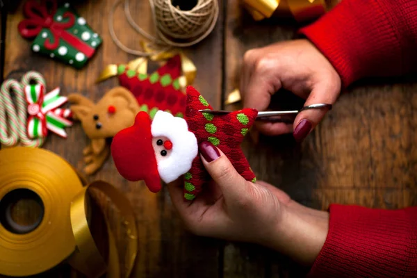 Rukou ženy zdobí vánoční dárky a dekorace — Stock fotografie