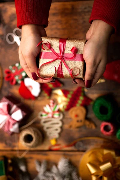 Händerna på kvinna dekorera julklappar och dekorationer — Stockfoto