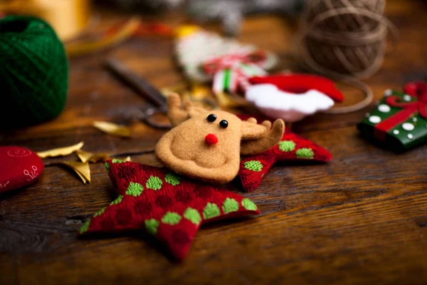 Fondo de Navidad con decoraciones y cajas de regalo hechas a mano en —  Fotos de Stock