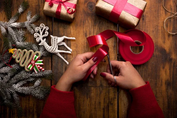 Handen van vrouw versieren Kerstcadeaus en decoraties — Stockfoto
