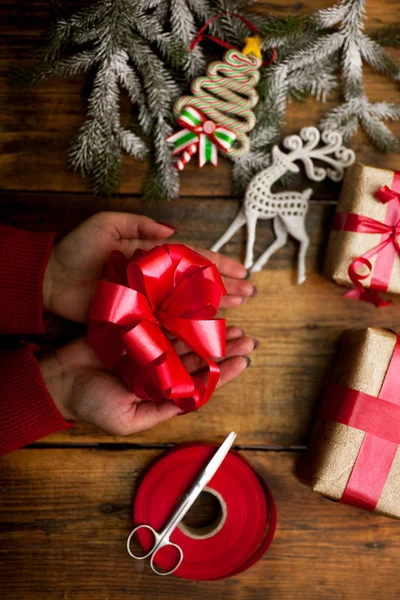 Händerna på kvinna dekorera julklappar och dekorationer — Stockfoto
