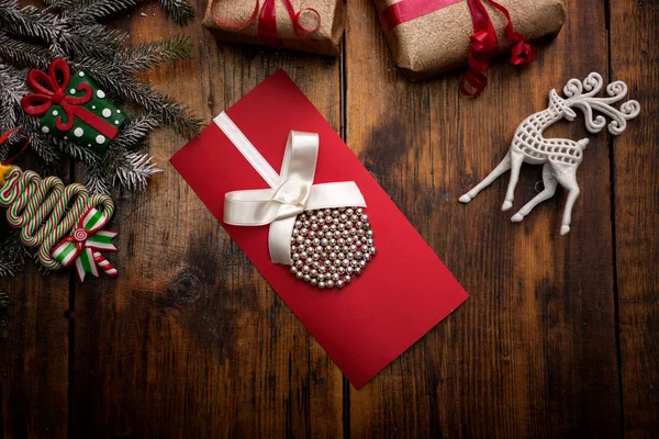 Fondo de Navidad con decoraciones y cajas de regalo hechas a mano en —  Fotos de Stock