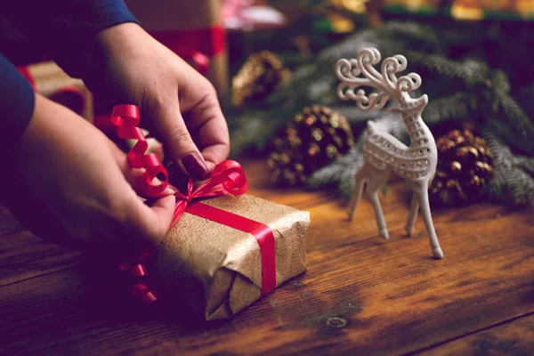 Mãos de mulher decorando presentes de Natal e decorações — Fotografia de Stock